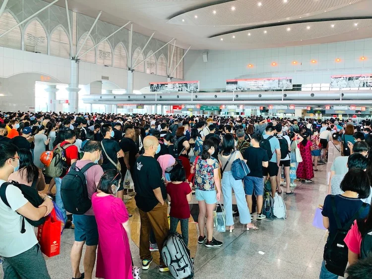 Massive crowds are queuing at Johor Bahru Custom travelling to Singapore for Work (Photo: IPackTravel/Rick)